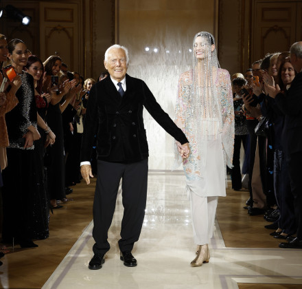 Giorgio Armani: Με έκθεση στο Μιλάνο γιορτάζει τα 20 χρόνια υψηλής ραπτικής Giorgio Armani: Με έκθεση στο Μιλάνο γιορτάζει τα 20 χρόνια υψηλής ραπτικής