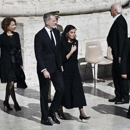 Κηδεία Πάπα Φραγκίσκου: Ξεχώρισε η Λετίθια με total black εμφάνιση και την «πένθιμη» καρφίτσα