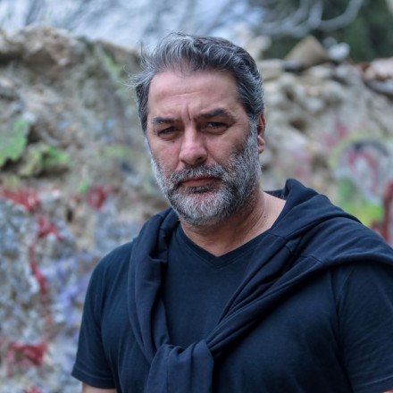 Βασίλης Μπισμπίκης: Φωτογραφήθηκε με κόκκινες γόβες και δικτυωτές μαύρες κάλτσες