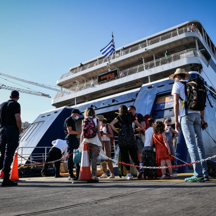 Ακτοπλοϊκά εισιτήρια: Ένας μισθός για το ταξίδι οικογένειας με δύο παιδιά- Γεμάτα αναχωρούν τα πλοία