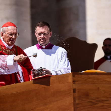 Η συγκλονιστική στιγμή που ψάλλουν στα ελληνικά στην κηδεία του πάπα Φραγκίσκου - Βίντεο