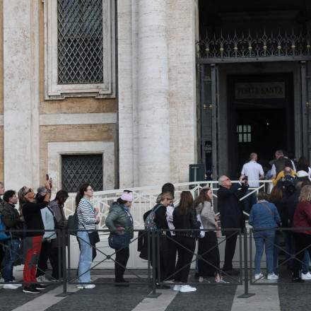 Ρώμη: Κοσμοσυρροή στον τάφο του πάπα Φραγκίσκου - Αύριο η ημερομηνία για το Κονκλάβιο