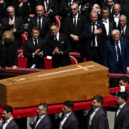 Πέρασε στην Iστορία ο πάπας Φραγκίσκος - Ενώπιον 400.000 πιστών η κηδεία του «Πάπα των φτωχών»