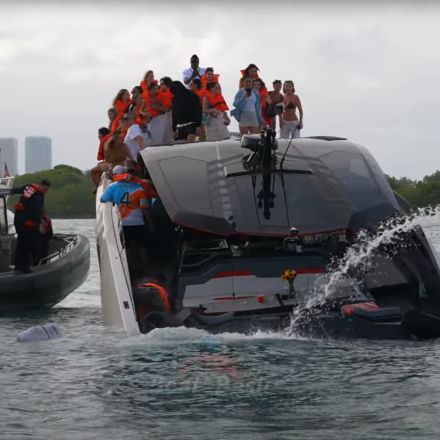 Απίστευτο: Πολυτελές γιοτ με 30 influencers με μπικίνι βούλιαξε - Έτρεχαν να σώσουν την τεκίλα