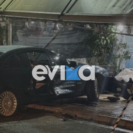 Απίστευτο τροχαίο στην Εύβοια - Αυτοκίνητο «καρφώθηκε» σε κατάστημα