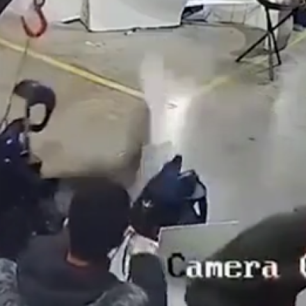 Τρόμος που δεν είναι πια επιστημονική φαντασία: Έξαλλο ρομπότ επιτέθηκε σε εργάτες στην Κίνα - Βίντεο