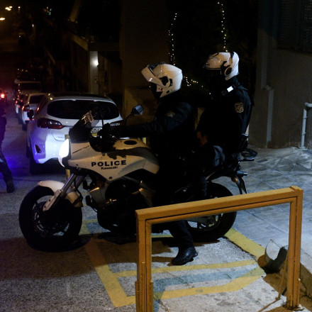 «Είδα τον βιαστή μου στον δρόμο» - Η στιγμή της προσαγωγής υπόπτου στις Αχαρνές