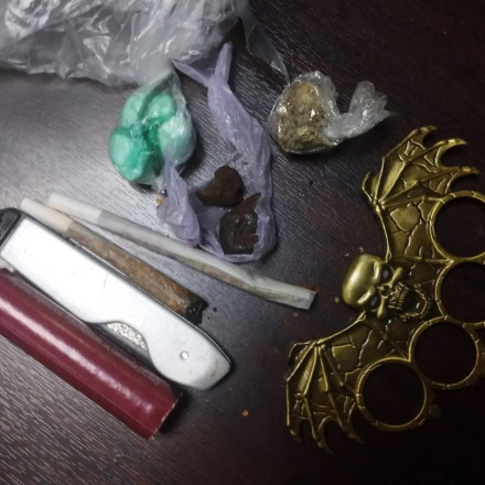 Χειροπέδες σε 5 νεαρούς στο Μαρούσι - Κουβαλούσαν ναρκωτικά, σουγιά, σιδερογροθιά και κροτίδα