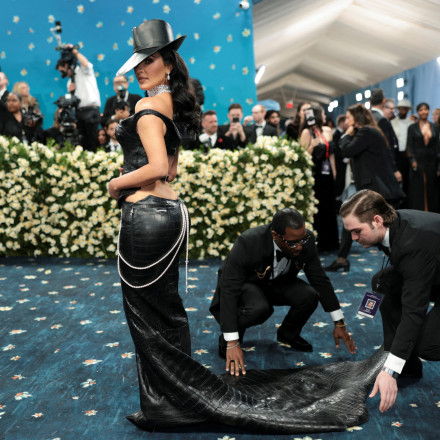 Ποιος είδε την Kιμ Καρντάσιαν και δεν την φοβήθηκε - Το ατύχημα στο Met Gala και το δολοφονικό βλέμμα