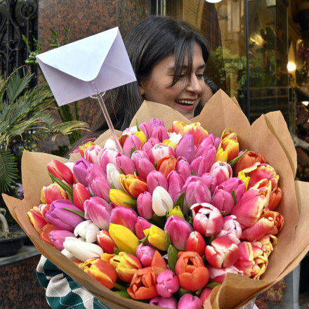 Πλησιάζει η Γιορτή της Μητέρας 2025 - Φόρος τιμής στη γυναίκα που έκανε το «θαύμα» της γέννησης