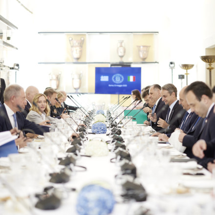 Η συμφωνία της Ρώμης και η αθόρυβη δουλειά υπό ασφυχτική κοινωνική πίεση