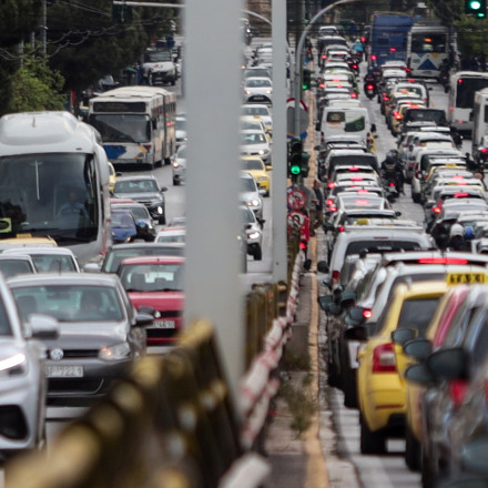 Κίνηση: Με δυσκολία σε Κηφισό και Κηφισίας - Γεμάτο το λιμάνι Πειραιά με ταξιδιώτες