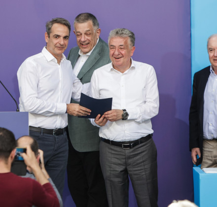 Ο Μητσοτάκης ανταλλάσσει τον πράσινο φάκελο του Αρναουτάκη με έναν... μπλε Ο Μητσοτάκης ανταλλάσσει τον πράσινο φάκελο του Αρναουτάκη με έναν... μπλε