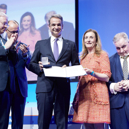 Βερολίνο: Βράβευση Μητσοτάκη για την ανάκαμψη της οικονομίας «Στον ελληνικό λαό ανήκει η αναγνώριση»