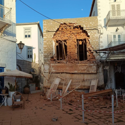 Ύδρα: Κατέρρευσε πρόσοψη κτιρίου στο λιμάνι - «Ευτυχώς δεν θρηνήσαμε θύματα», λέει ο δήμαρχος