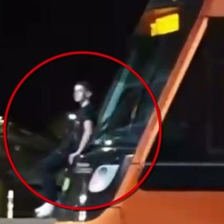 Εικόνες-σοκ: Κίνδυνος - θάνατος το νέο «παιχνίδι» των πιτσιρικάδων - Κρέμονται πίσω από το τραμ