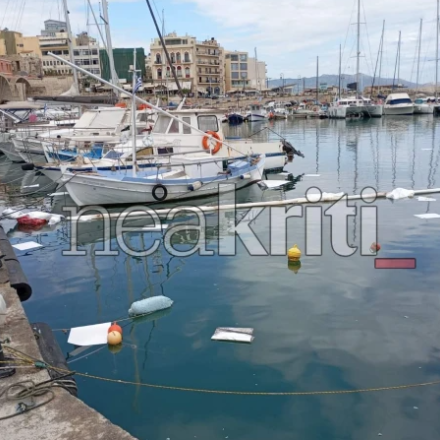Συναγερμός στο λιμάνι Ηρακλείου: Ημιβύθιση σκάφους προκάλεσε θαλάσσια ρύπανση - Επί ποδός οι Αρχές