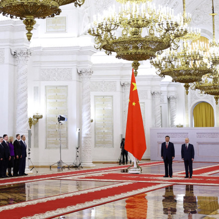 Η... χλιδάτη υποδοχή του Πούτιν στον Σι: Η περίφημη αίθουσα του Κρεμλίνου με την ολόχρυση πόρτα