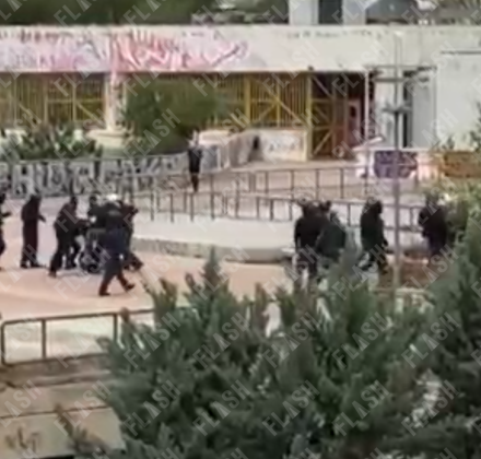 Πολυτεχνειούπολη: Βίντεο-ντοκουμέντο με τον «εμφύλιο» των κουκουλοφόρων - Ταυτοποιήθηκε ο δράστης Πολυτεχνειούπολη: Βίντεο-ντοκουμέντο με τον «εμφύλιο» των κουκουλοφόρων - Ταυτοποιήθηκε ο δράστης
