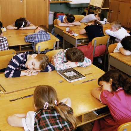 «Sleepovers»: Το νέο trend διανυκτέρευσης μαθητών στα σχολεία προκαλεί θύελλα αντιδράσεων