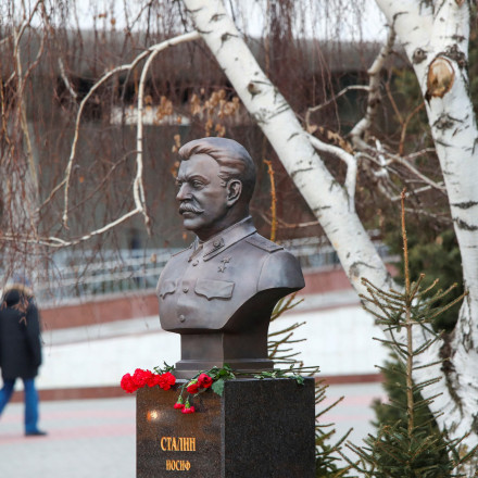 Η Ρωσία επαναφέρει μνημεία αφιερωμένα στον Στάλιν - Επανεμφανίστηκε άγαλμα στο μετρό της Μόσχας