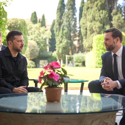 Βανς και Ζελένσκι συζήτησαν στη Ρώμη για το τηλεφώνημα Τραμπ - Πούτιν