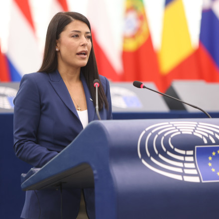 Η Λατινοπούλου κάνει εγκαίνια και τώρα περιμένει πτώση Ζωής και Βελόπουλου