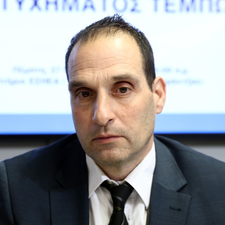 «Να ξέρουν πως δεν θα λυγίσω»: Η αντίδραση Παπαδημητρίου για την επίθεση με γκαζάκια στο σπίτι του