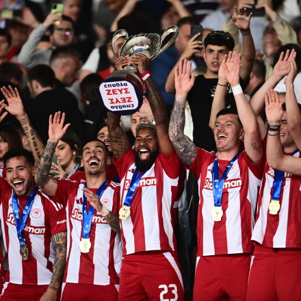 Αποθέωση για τον Ολυμπιακό, σήκωσε το 29ο κύπελλο!
