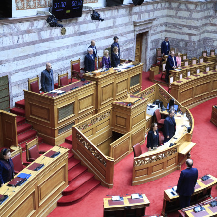 Βουλή: Με ενός λεπτού σιγή η Ολομέλεια απέτισε φόρο τιμής στα θύματα της Γενοκτονίας των Ποντίων