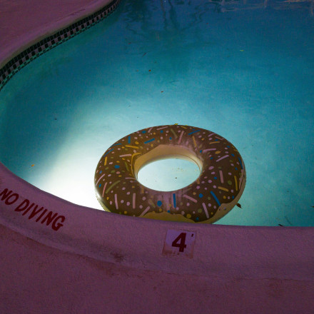 Ηράκλειο: Με το αρκουδάκι της αδικοχαμένης κορούλας του στα χέρια ο τραγικός πατέρας στη δίκη