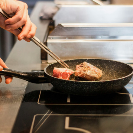 Από την κουζίνα... πίσω από τα κάγκελα - Πασίγνωστος τηλεοπτικός σεφ κινδυνεύει με φυλάκιση