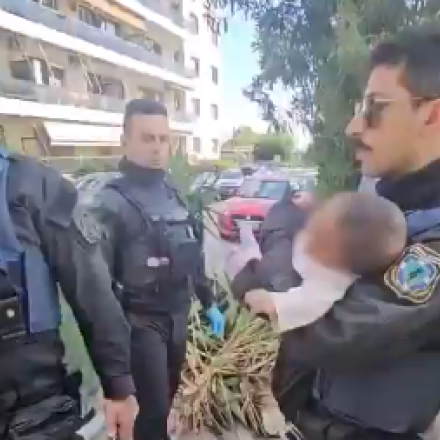 Άλιμος: «Σήμερα, η στολή δεν έγραφε μόνο Αστυνομία» - Το βίντεο της ΕΛΑΣ με τον εντοπισμό του μωρού