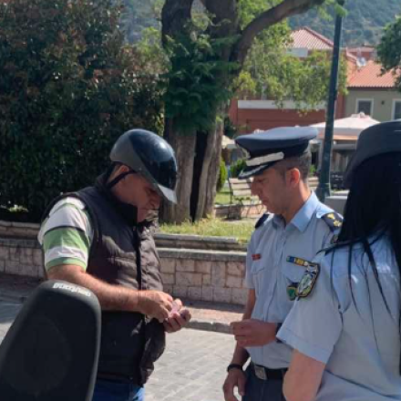 «Δώρο» κράνος αντί για... κλήση: Η Ναύπακτος πρωτοτυπεί και αποδεικνύει ότι η φαντασία σώζει ζωές