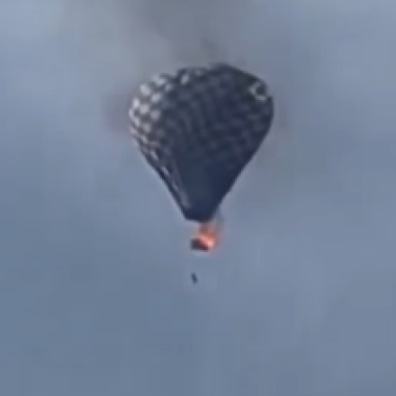 Στιγμές φρίκης στον ουρανό: Άνδρας πέφτει από φλεγόμενο αερόστατο για να σωθεί και τελικά σκοτώνεται