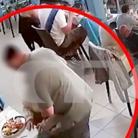 Βίντεο ντοκουμέντο: Η στιγμή που ιδιοκτήτης ταβέρνας στη Ζάκυνθο σώζει πελάτισσα από πνιγμό