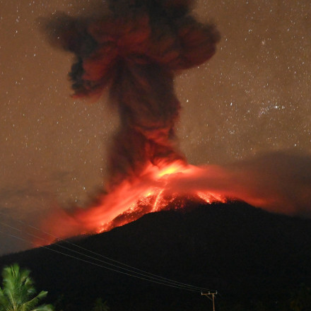 Ινδονησία: «Κόκκινος» συναγερμός για έκρηξη του ηφαιστείου Λάκι - Λάκι