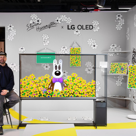 Η LG OLED Transparent συνάντησε την pop art στη Frieze NY