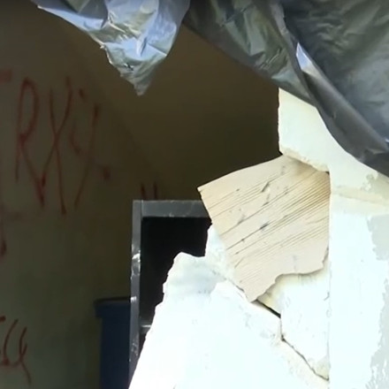 Απίστευτες εικόνες σε σχολείο στη Νέα Ιωνία: Έσπασαν τοίχο με βαριοπούλα και βανδάλισαν τους τοίχους