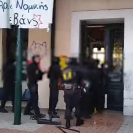 Μεγάλη επιχείρηση της ΕΛΑΣ στη Νομική: Βίντεο από το «ντου» και από το αυτοδιαχειριζόμενο κυλικείο
