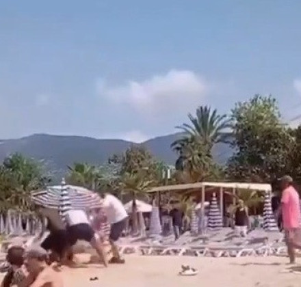 Ξαπλώστρα, παραλία και… μπουνιές: Βίαιο επεισόδιο με «πρωταγωνιστή» τουρίστα και προσωπικό Ξαπλώστρα, παραλία και… μπουνιές: Βίαιο επεισόδιο με «πρωταγωνιστή» τουρίστα και προσωπικό