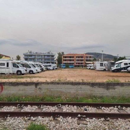Τροχόσπιτα «σε καραντίνα» στο Ναύπλιο – Ο φόβος του προστίμου αδειάζει τις παραλίες