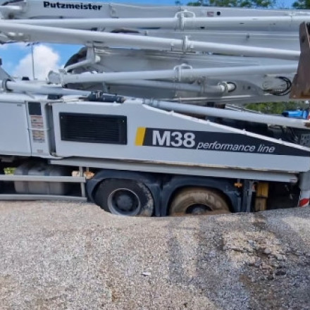 Άνοιξε η γη και «κατάπιε» φορτηγό στο Ωραιόκαστρο Θεσσαλονίκης