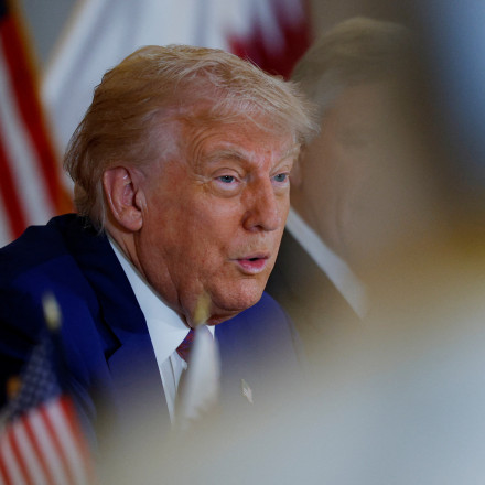 Έξαλλος ο Τραμπ με δημοσιογράφο του NBC: Τον βρίζει χυδαία on camera - «Είσαι ηλίθιος»