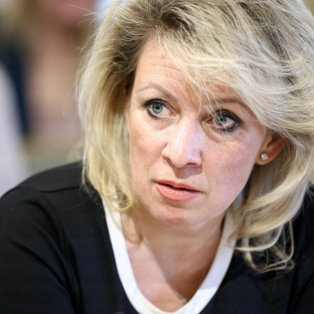 Εκτός ορίων η Ζαχάροβα: «Ανεβάζει» παλιό βίντεο του Ζελένσκι και τον αποκαλεί «κλόουν με φέσι»