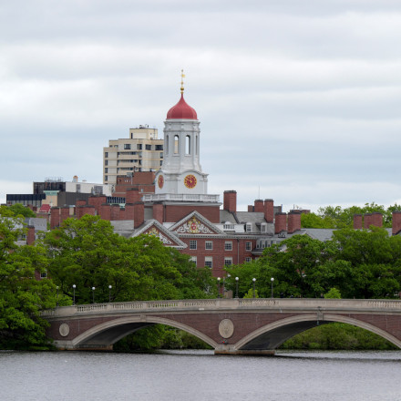 Ποιος είναι ο πρώην Δημοκρατικός πίσω από τον λυσσαλέο πόλεμο του Τραμπ κατά των Πανεπιστημίων