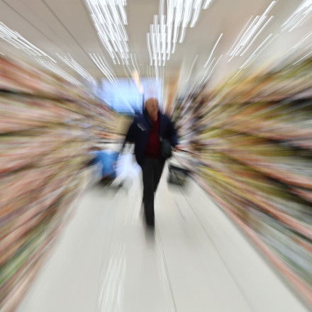 Πλαφόν σε καύσιμα και τρόφιμα: Ποιοι κερδίζουν, ποιοι χάνουν – Πότε θα δούμε μειώσεις τιμών