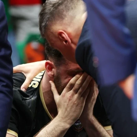 Συγκινητική στιγμή: Ο Σάρας παρηγόρησε τον Παπαγιάννη που ξέσπασε σε κλάματα