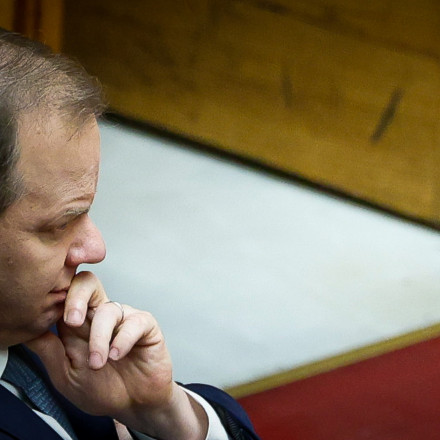 Τέμπη: Έρχεται κοινοβουλευτική «θύελλα» και οκτώ κάλπες: Πλημμέλημα ή κακούργημα για τον Καραμανλή;