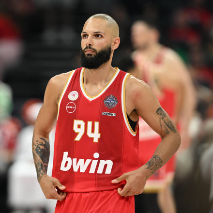 Dubai Bc-Ολυμπιακός (108-98):  Ο Φουρνιέ του έδωσε... παράταση, αλλά η ανατροπή «γλίστρησε»